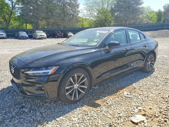 2022 Volvo S60 Momentum