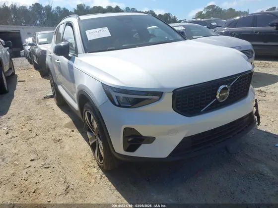 2024 Volvo XC40 Plus Dark Theme