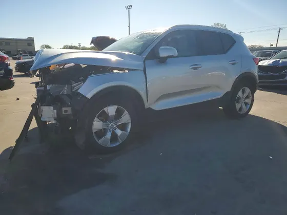 2019 Volvo XC40 Momentum