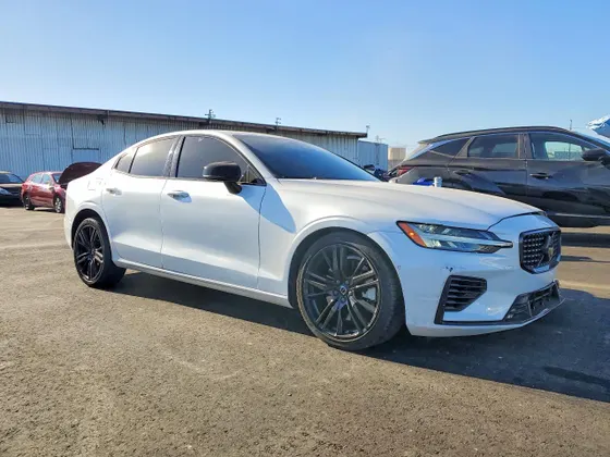 2024 Volvo S60 Recharge Plug-In Hybrid Ultimate Black Edition