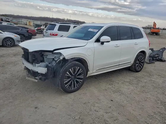 2023 Volvo XC90 Recharge Plug-In Hybrid Core Bright Theme