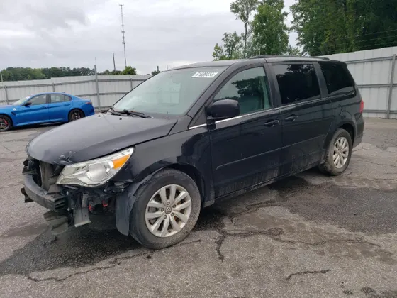 2014 Volkswagen Routan SE w/RSE & Navigation