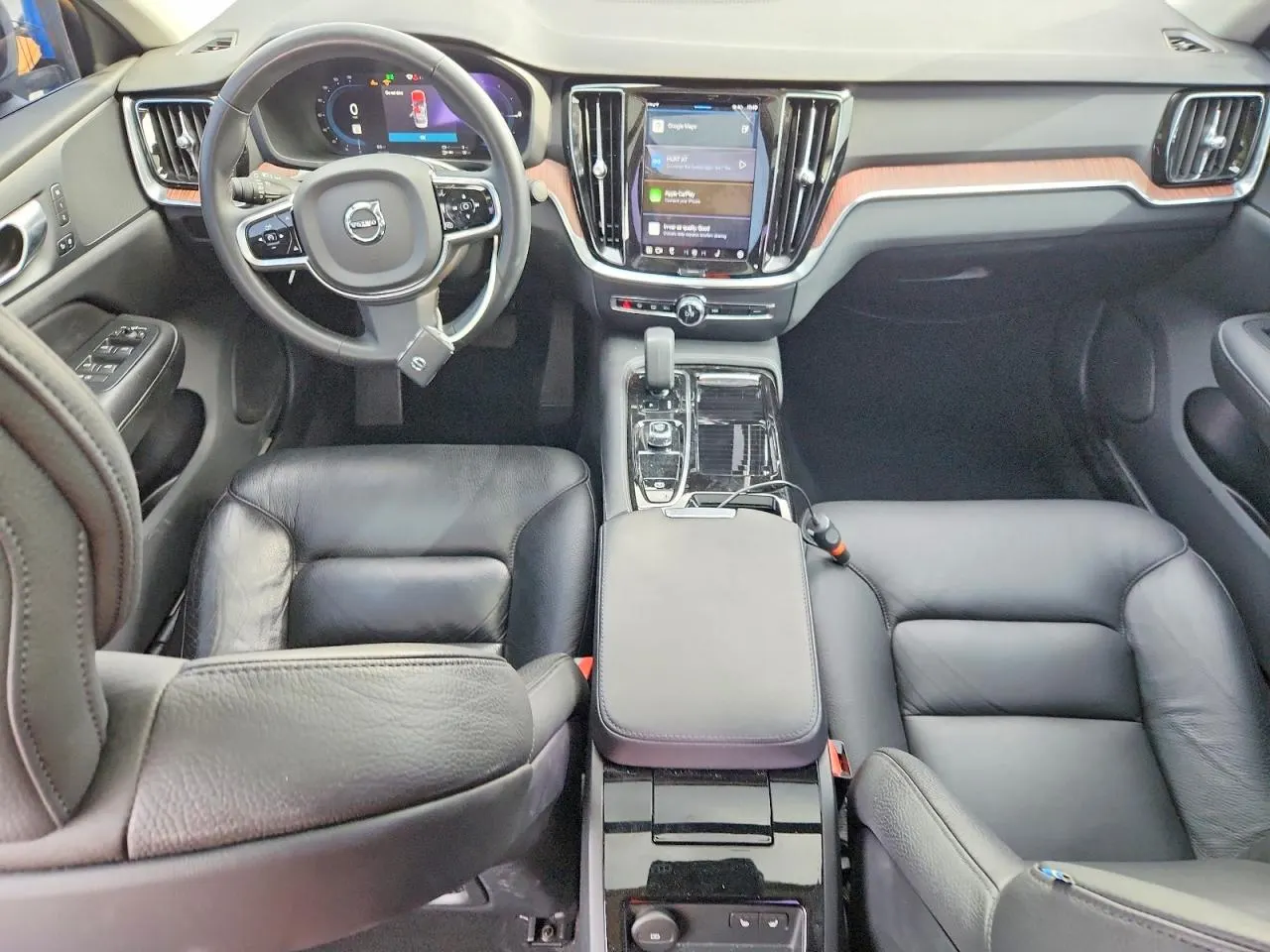 2024 Volvo S60 Recharge Plug-In Hybrid Plus Dark Theme