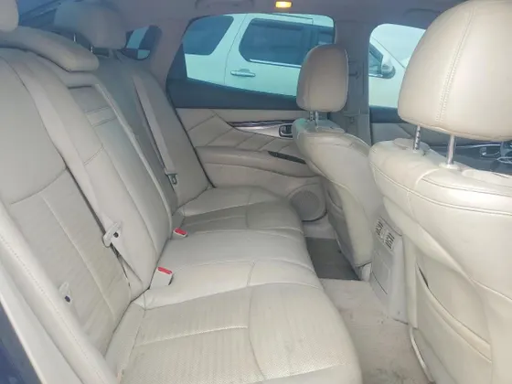 2011 INFINITI M56
