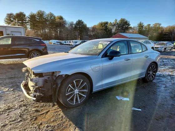 2023 Volvo S60 Recharge Plug-In Hybrid Plus Dark Theme
