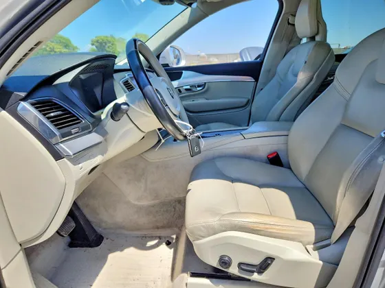 2016 Volvo XC90 T6 Momentum
