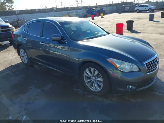 2011 INFINITI M56