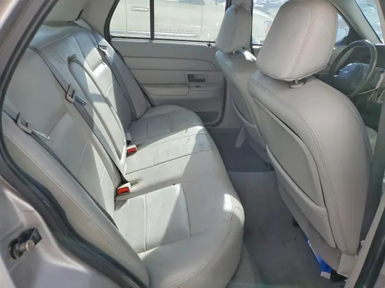 2004 Ford Crown Victoria LX