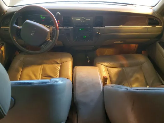 2010 Lincoln Town Car Signature Limited