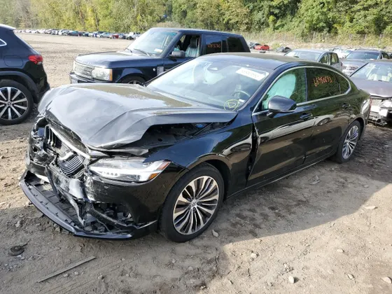 2022 Volvo S90 Momentum