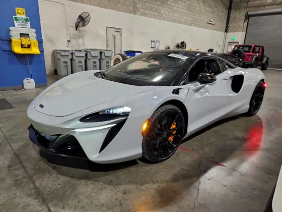2025 McLaren Artura