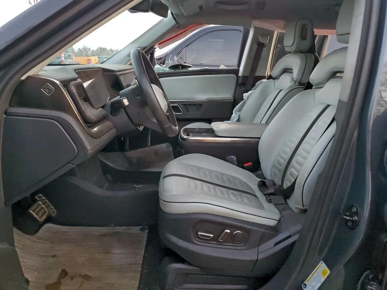 2023 Rivian R1S Adventure