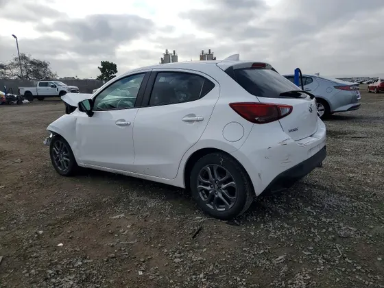 2020 Toyota Yaris Hatchback LE