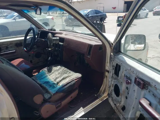 1990 Nissan Trucks 2WD KING CAB