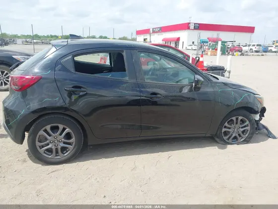 2020 Toyota Yaris Hatchback LE