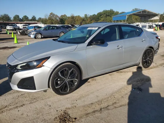 2025 Nissan Altima SR