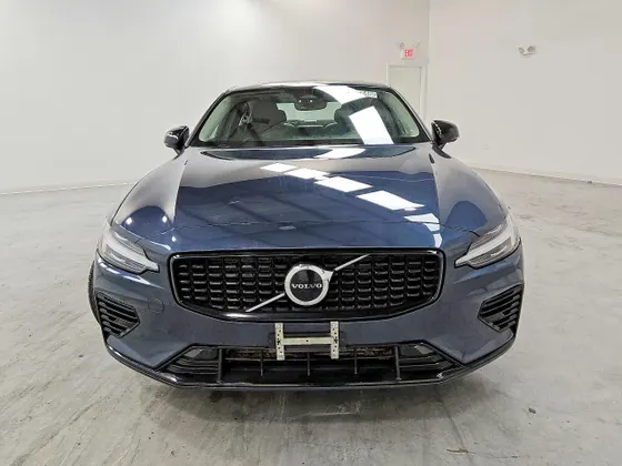 2023 Volvo S60 Recharge Plug-In Hybrid Core Dark Theme