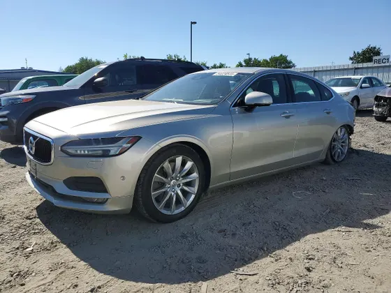 2017 Volvo S90 Momentum