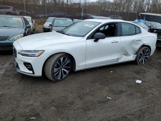 2022 Volvo S60 Momentum
