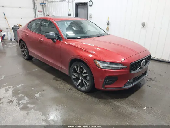 2023 Volvo S60 Core Dark Theme