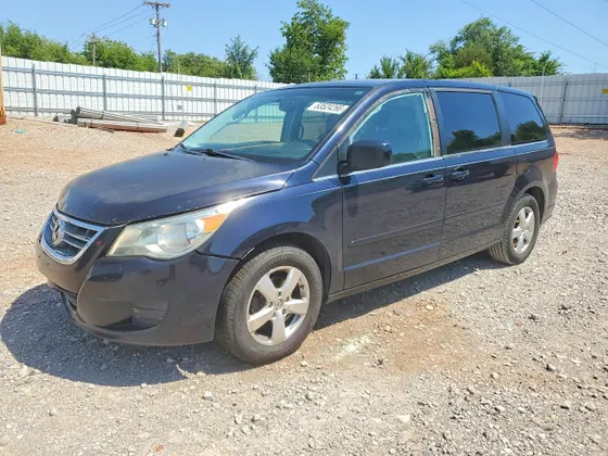 2010 Volkswagen Routan SE