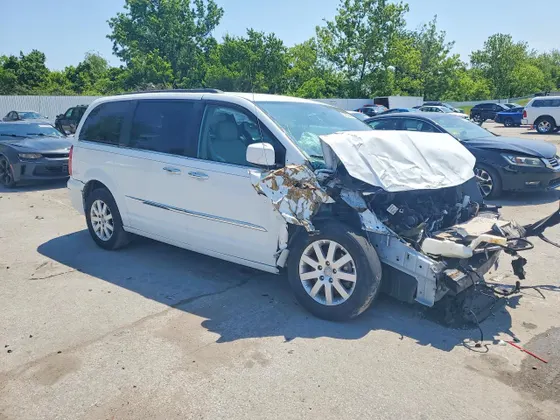 2016 Chrysler Town & Country Touring