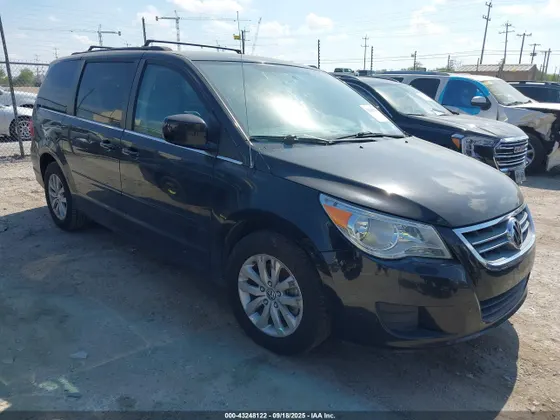 2014 Volkswagen Routan SE w/RSE & Navigation