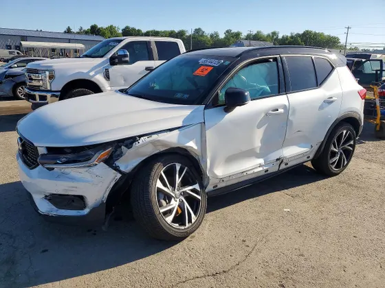 2021 Volvo XC40 R-Design