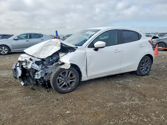 2020 Toyota Yaris Hatchback LE