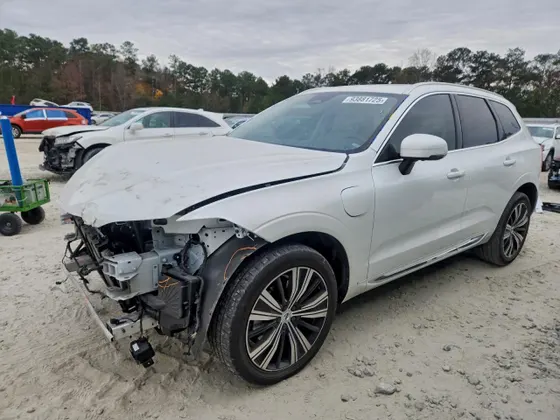 2023 Volvo XC60 Recharge Plug-In Hybrid Plus Bright Theme