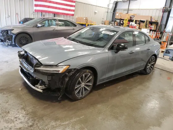 2022 Volvo S60 Momentum