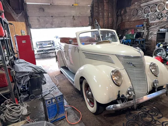 1937 Ford CUSTOM DELUXE
