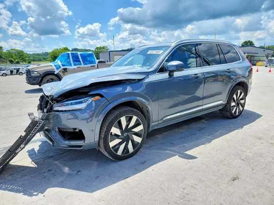 2023 Volvo XC90 Recharge Plug-In Hybrid Ultimate Bright Theme