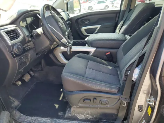 2021 Nissan Titan SV