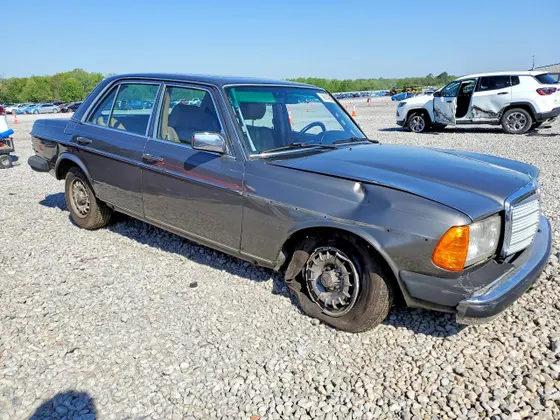 1983 Mercedes-Benz 300 Series 300D-T