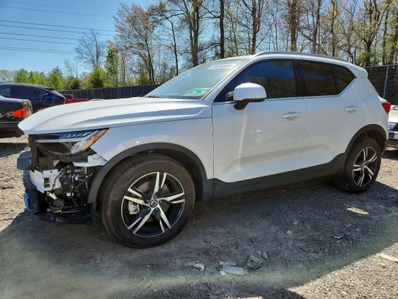 2025 Volvo XC40 Core Bright Theme