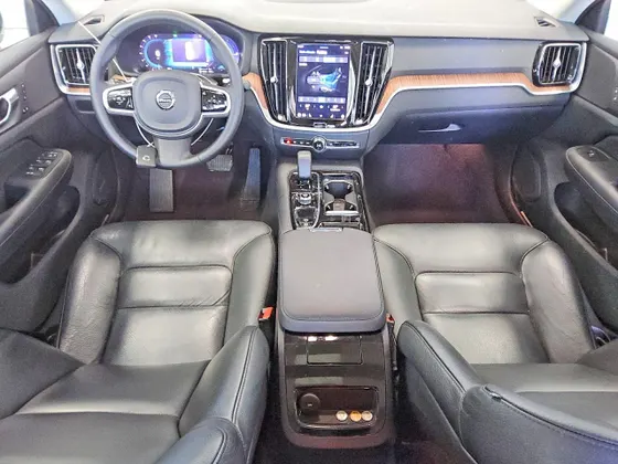 2023 Volvo S60 Recharge Plug-In Hybrid Plus Dark Theme