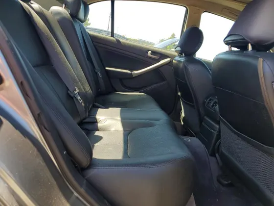 2004 INFINITI G35 Sedan w/Leather
