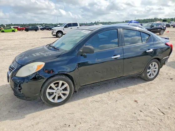 2014 Nissan Versa SV