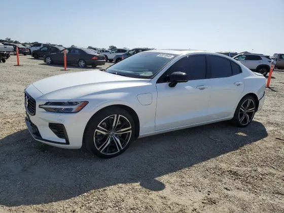 2022 Volvo S60 Recharge Plug-In Hybrid R-Design Expression