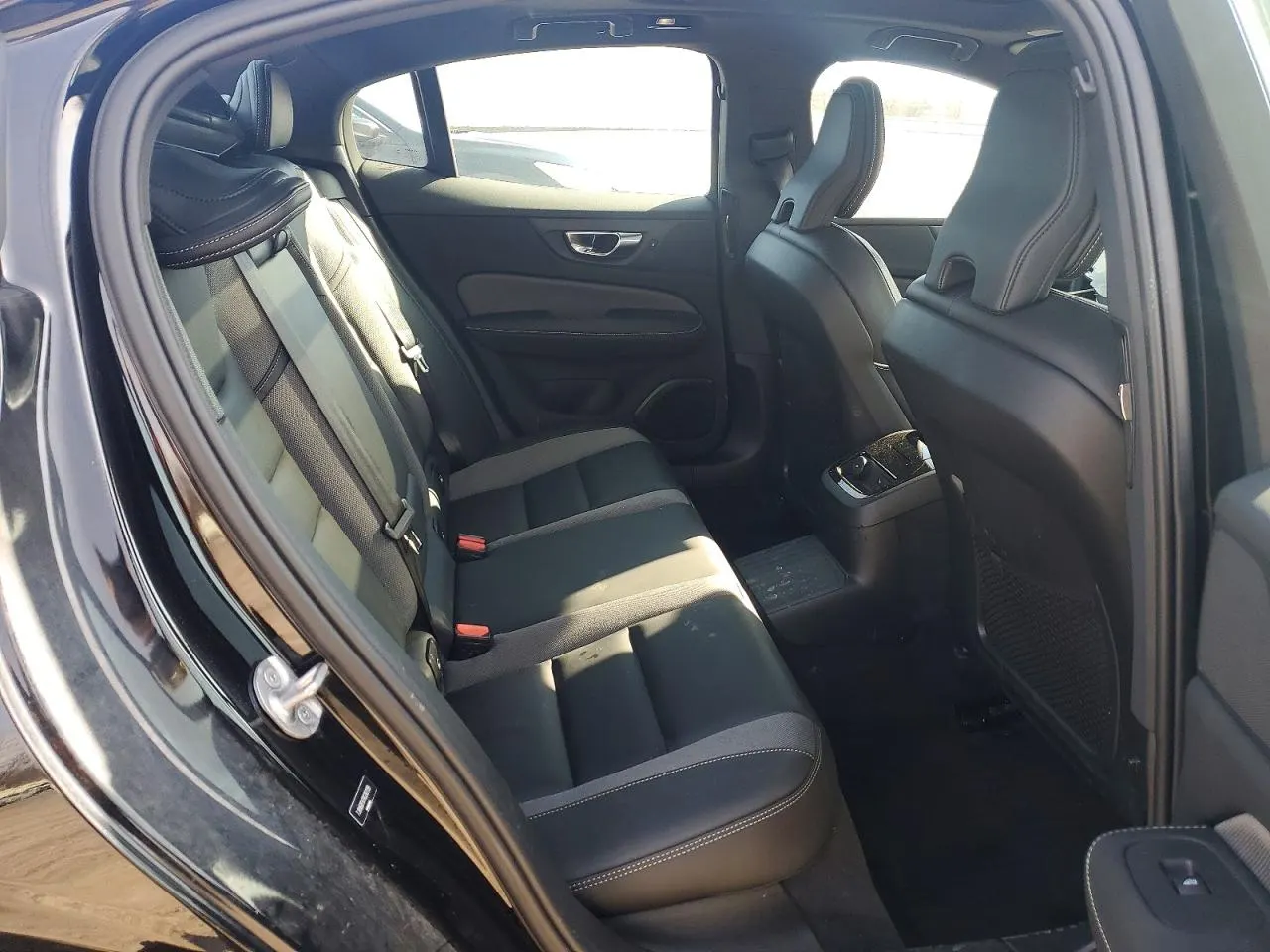 2024 Volvo S60 Recharge Plug-In Hybrid Plus Black Edition