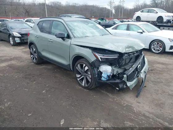 2025 Volvo XC40 Plus Dark Theme