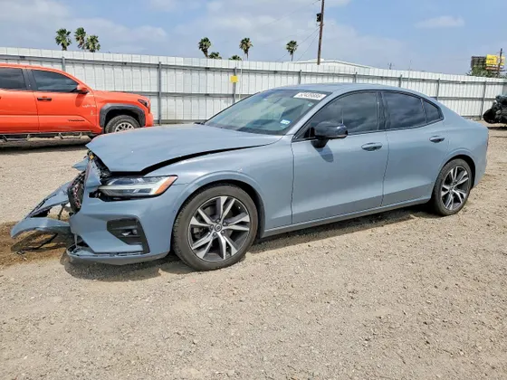 2022 Volvo S60 R-Design