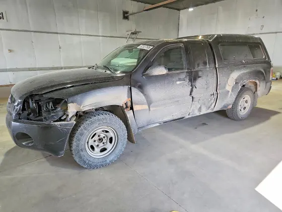 2008 Mitsubishi Raider LS