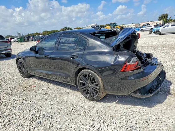 2024 Volvo S60 Recharge Plug-In Hybrid Plus Black Edition