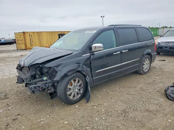 2012 Chrysler Town & Country Touring-L