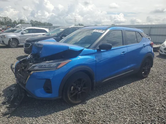 2022 Nissan Kicks SR
