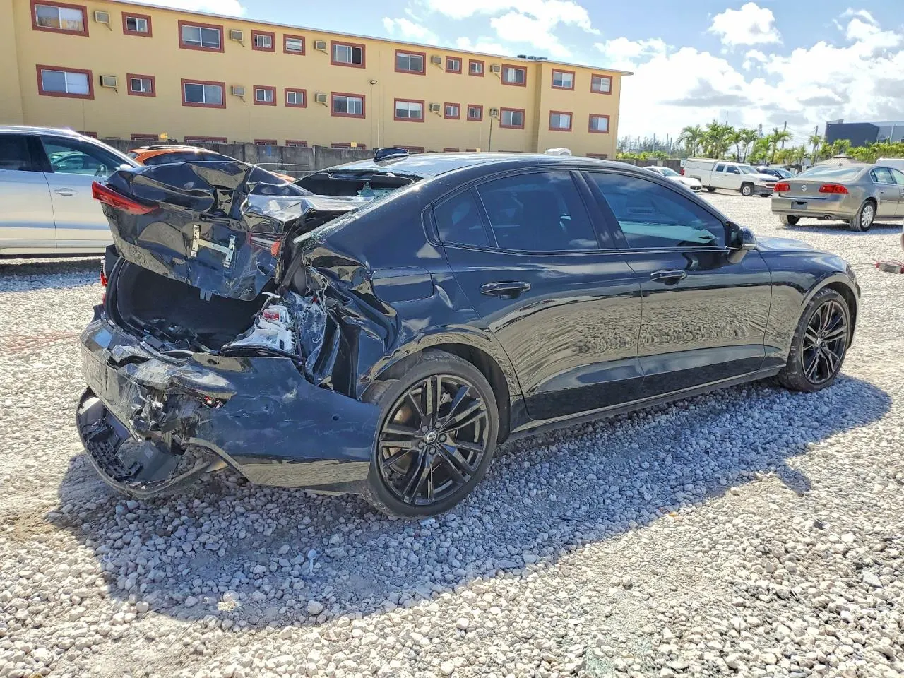 2024 Volvo S60 Recharge Plug-In Hybrid Plus Black Edition