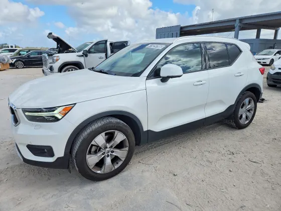 2022 Volvo XC40 Momentum