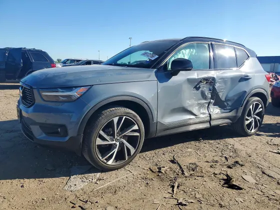 2022 Volvo XC40 R-Design